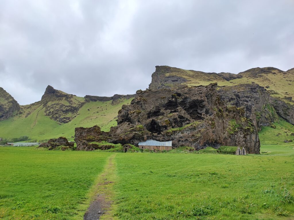 Island Tag 5 – Rútshellir, Drangurinn í Drangshlíð, Skógar Museum