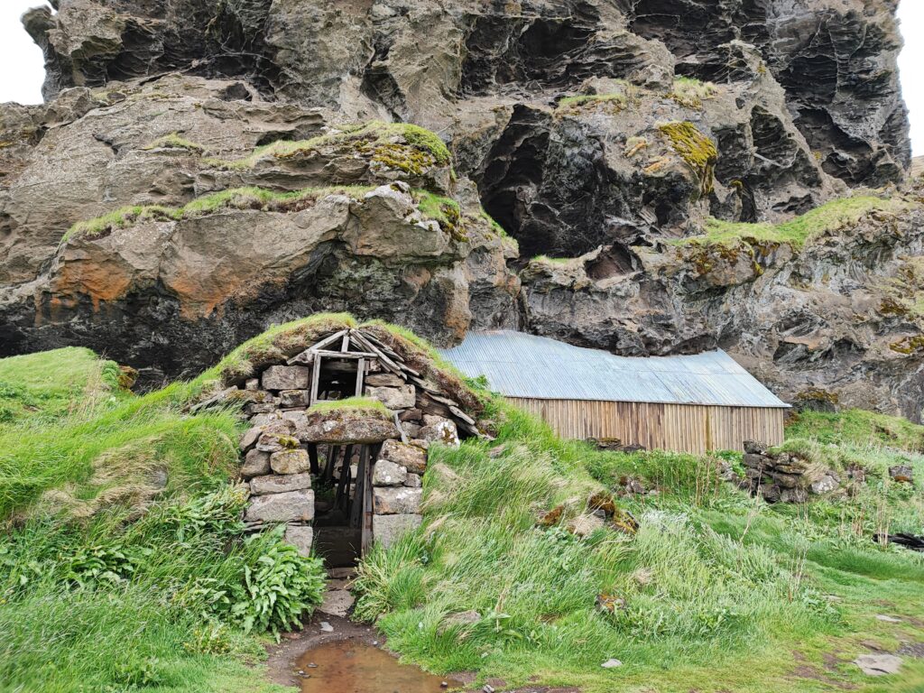 Island Tag 5 – Rútshellir, Drangurinn í Drangshlíð, Skógar Museum