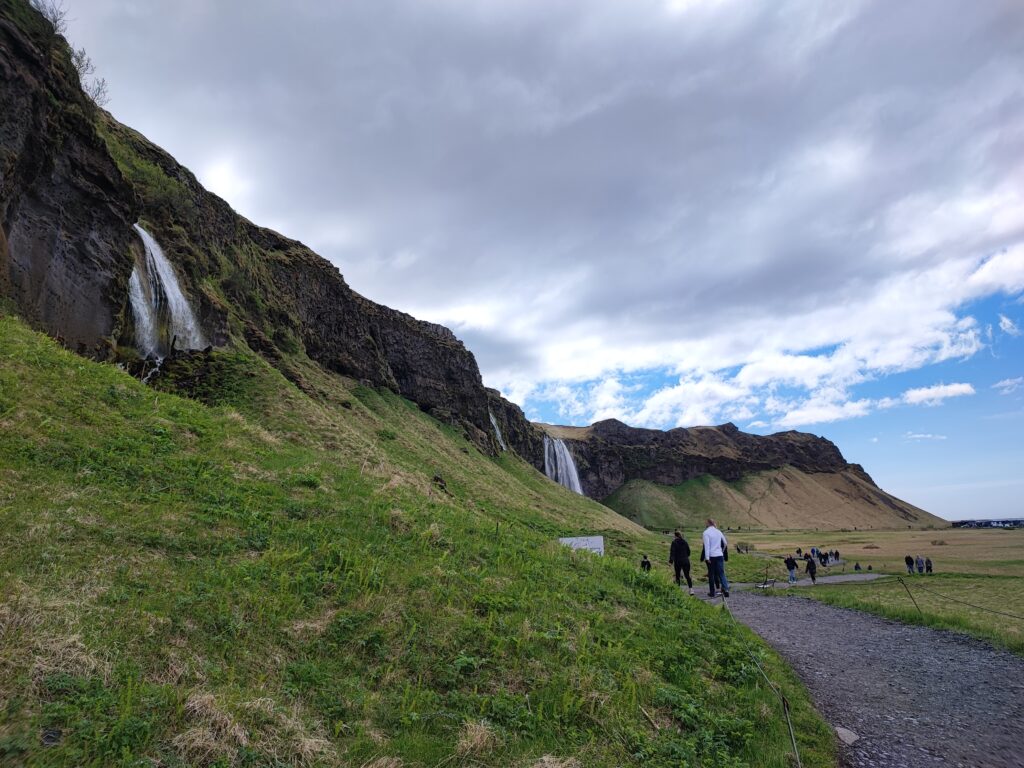 Island Tag 4 – Seljalandsfoss und Gljúfrabúi