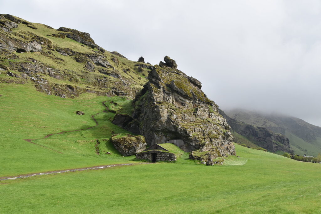 Island Tag 5 – Rútshellir, Drangurinn í Drangshlíð, Skógar Museum