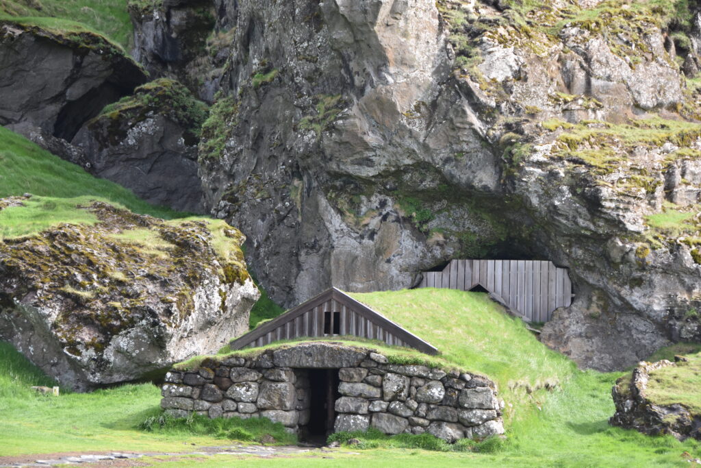 Island Tag 5 – Rútshellir, Drangurinn í Drangshlíð, Skógar Museum