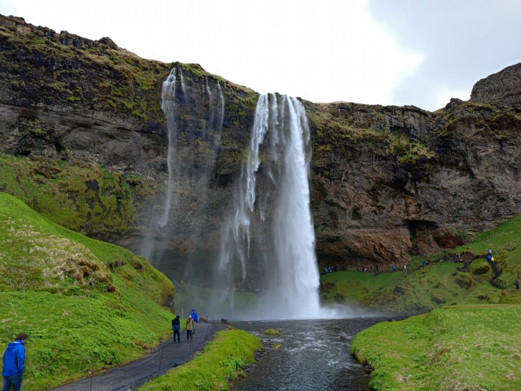 Island Tag 4 – Seljalandsfoss und Gljúfrabúi