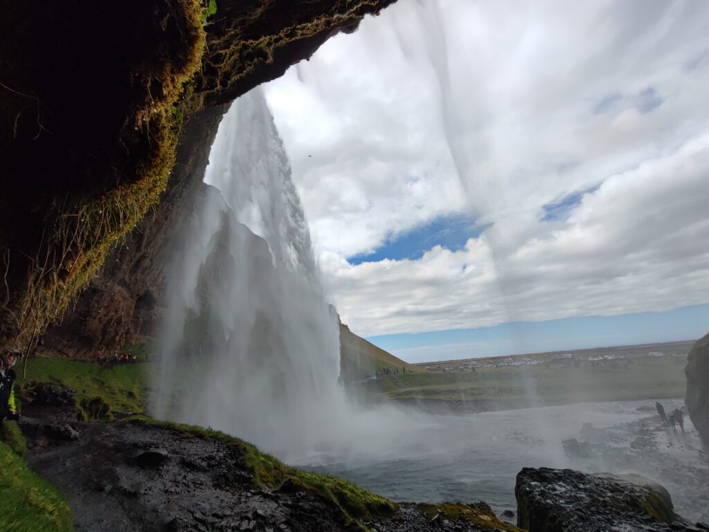 Island Tag 4 – Seljalandsfoss und Gljúfrabúi