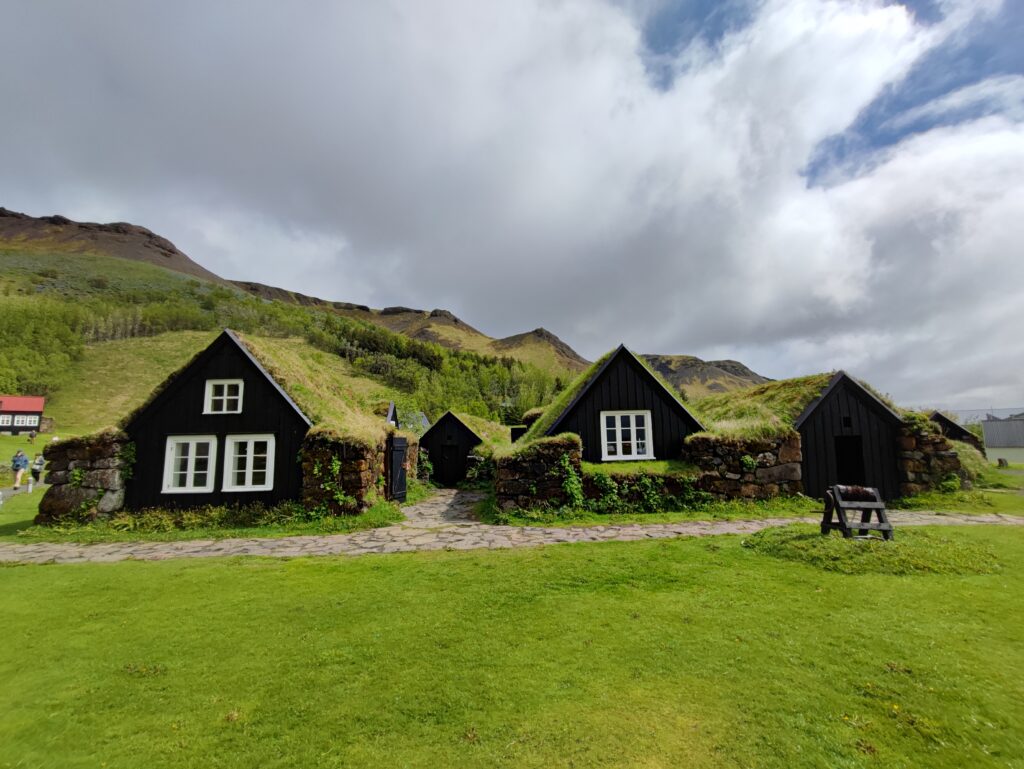 Island Tag 5 – Rútshellir, Drangurinn í Drangshlíð, Skógar Museum