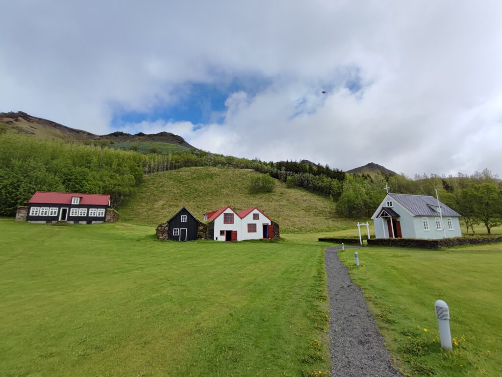 Island Tag 5 – Rútshellir, Drangurinn í Drangshlíð, Skógar Museum