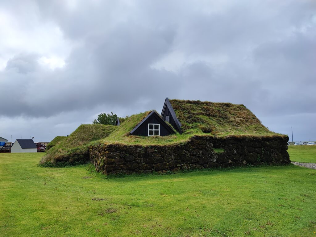 Island Tag 5 – Rútshellir, Drangurinn í Drangshlíð, Skógar Museum