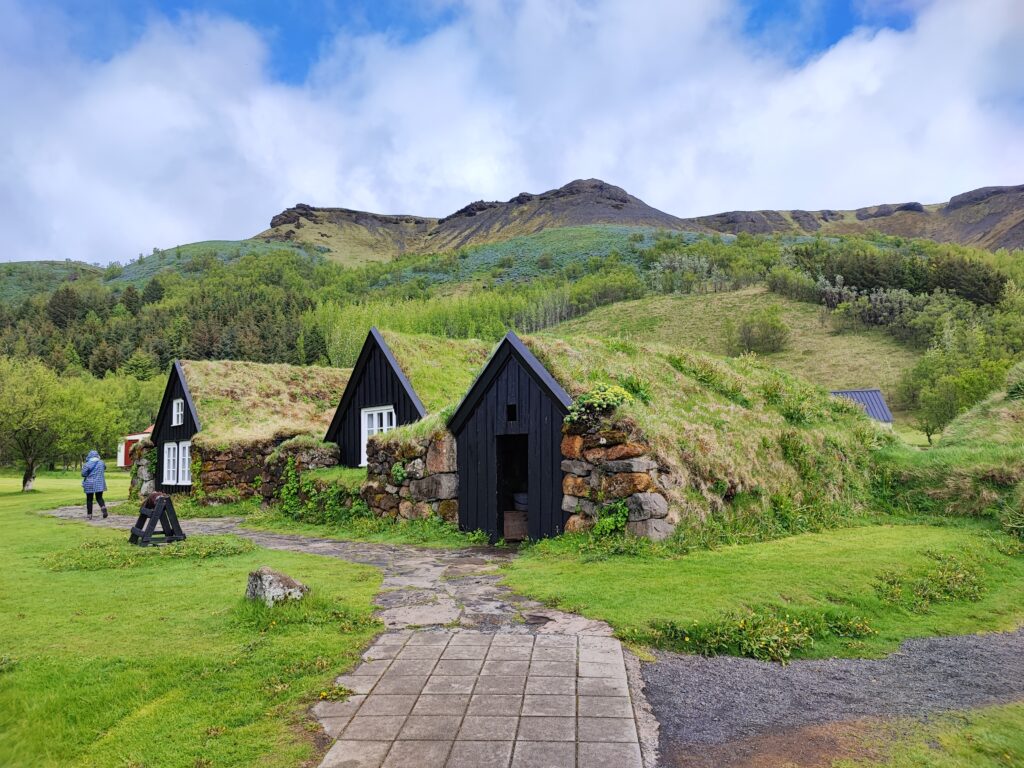 Island Tag 5 – Rútshellir, Drangurinn í Drangshlíð, Skógar Museum