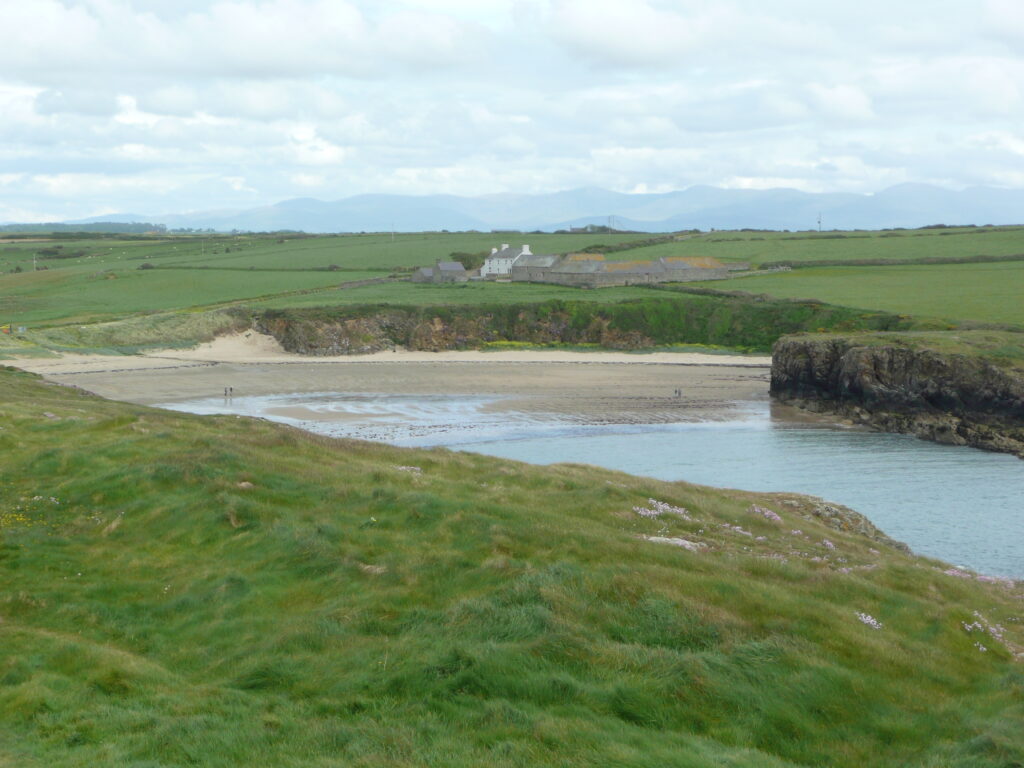 Wales Tag 17 – Anglesey – Dolmen und Hügelgräber