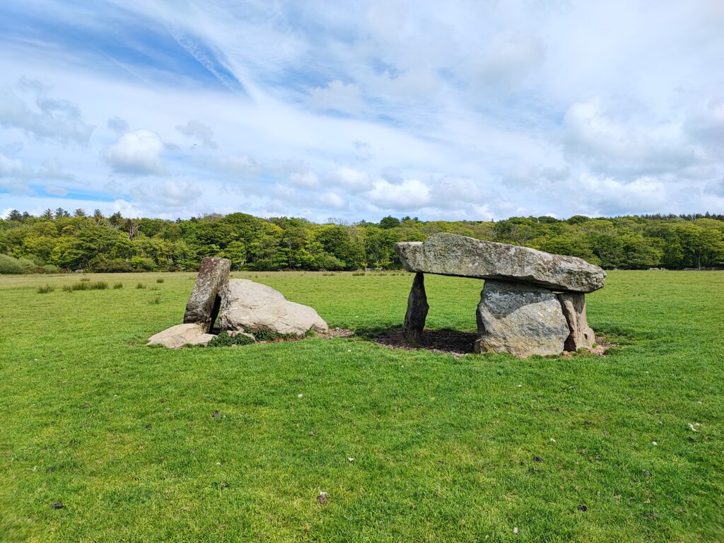 Wales Tag 17 – Anglesey – Dolmen und Hügelgräber