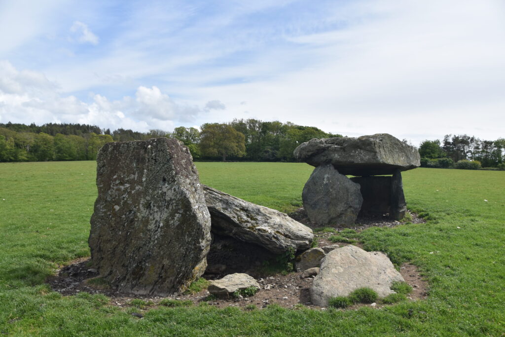 Wales Tag 17 – Anglesey – Dolmen und Hügelgräber