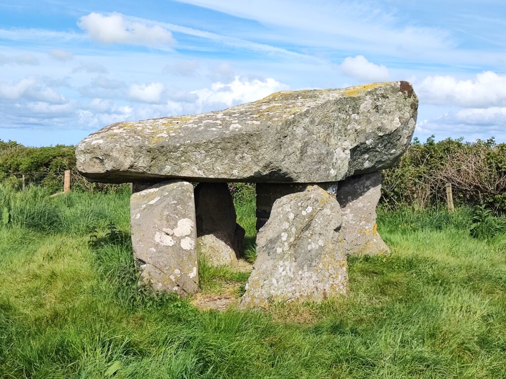 Wales Tag 17 – Anglesey – Dolmen und Hügelgräber