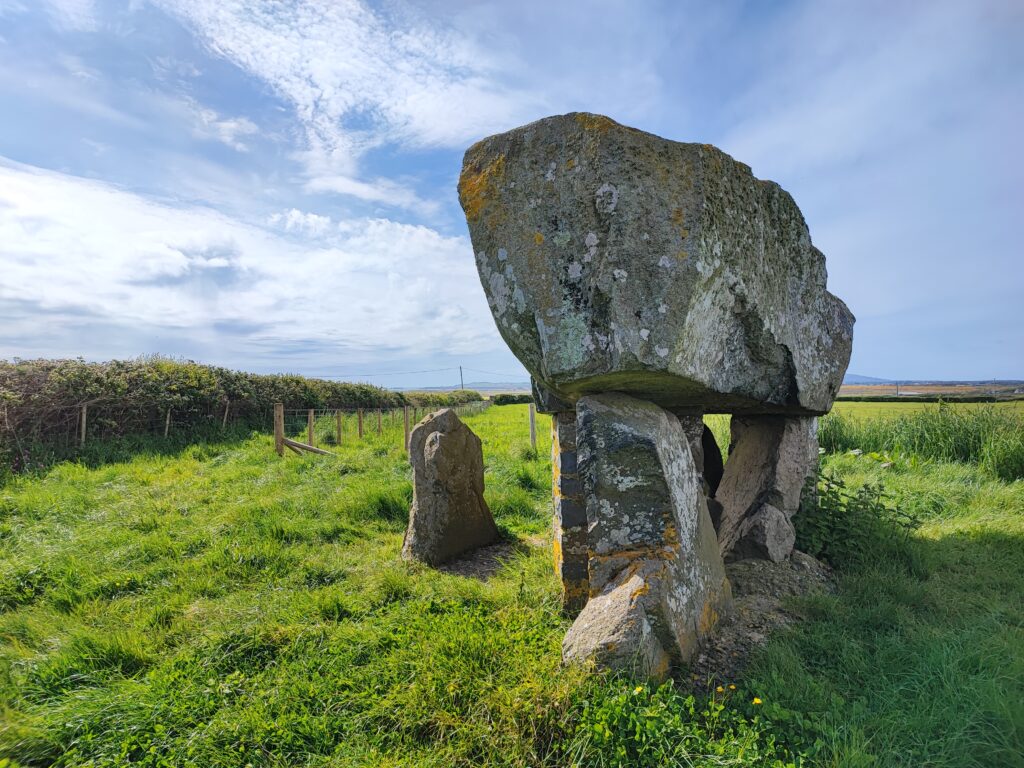 Wales Tag 17 – Anglesey – Dolmen und Hügelgräber