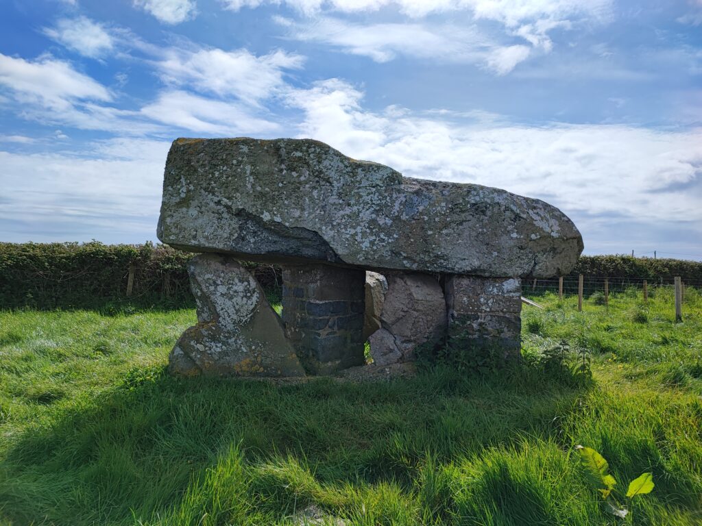 Wales Tag 17 – Anglesey – Dolmen und Hügelgräber